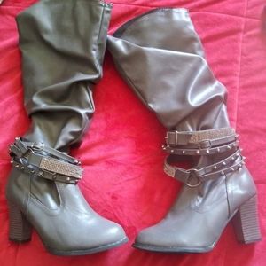 Grey boots with extras!